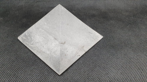 Pyramide en Cristal de Roche 8,5cm