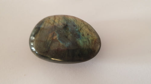 Galet en Labradorite de Madagascar