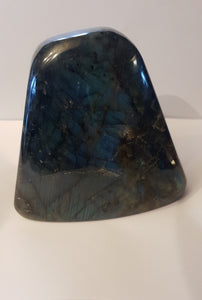 Pièce Forme Libre en Labradorite de Madagascar de 2399Kg