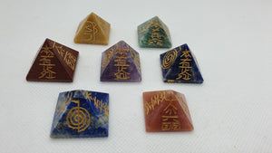 Lot de 7 Pyramides Chakras Symboles Reiki