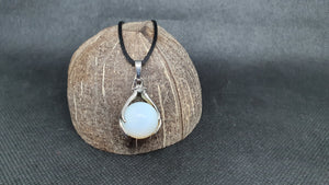 Pendentif en Opalite synthétique avec Main