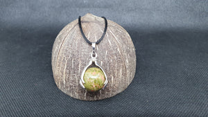 Pendentif en Unakite avec Mains